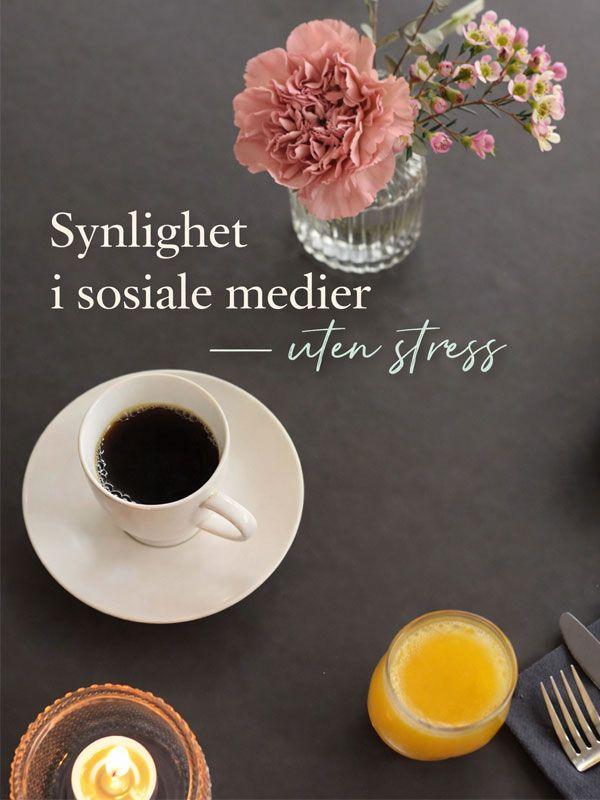 Kaffekopp med svart kaffe, juiceglass og blomster i vase på et bord med tekst om sosiale medier uten stress.