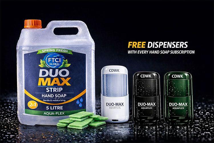 Flaske med DUO MAX håndsåpe, tre dispensere og grønne såpeplater på en mørk bakgrunn.