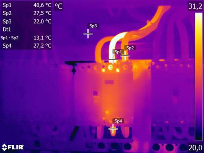 Termisk bilde av elektrisk utstyr med temperaturmålinger, viser varmepunkter og temperaturer i grader Celsius.