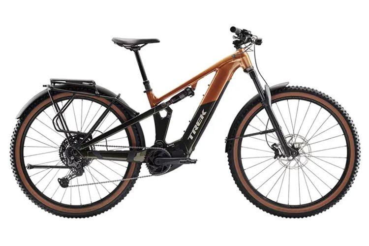 En elektrisk terrengsykkel fra Trek med brun og svart ramme, skivebremser og brede dekk.