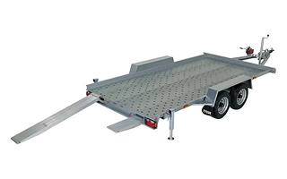 En tilhenger med flat plattform og rampe, designet for transport av kjøretøy.