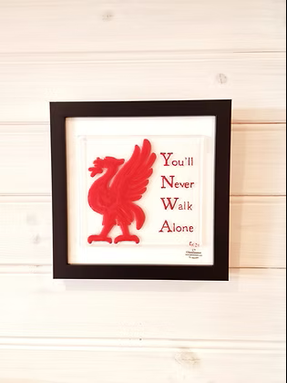 Ramme med en rød Liverpool-fugl og teksten "You'll Never Walk Alone" på en hvit bakgrunn.
