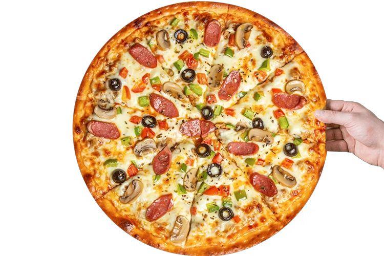 En stor pizza med pepperoni, sopp, oliven, paprika og løk, holdt av en hånd.
