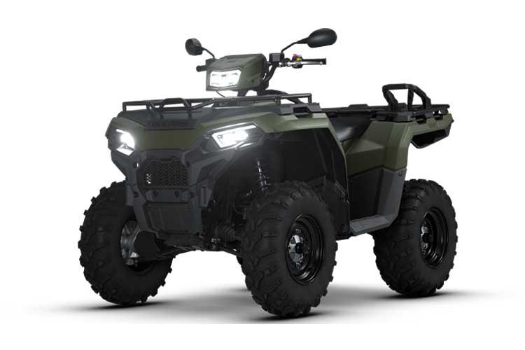 En grønn ATV med store dekk og lys, stående på en hvit bakgrunn.