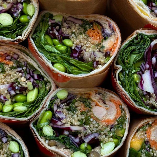 Fargerike wraps med quinoa, grønnsaker og reker, rullet i papir og formet som hjerter.