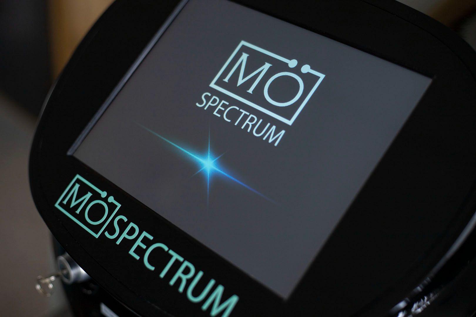 MöSpectrum-logoen på en digital skjerm med en lysende stjerne i midten.