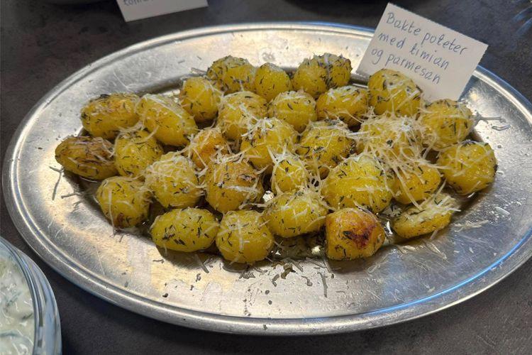 Små poteter med urter og parmesanost på et sølvfat.