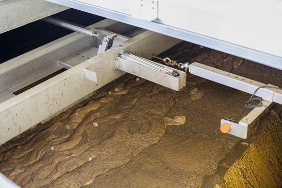 Bilde av en avløpsbehandlingsprosess med sediment som samles i en tank.