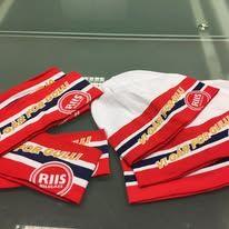 Hvit lue og flere røde hodebånd med teksten "RIIS" og norsk flaggdesign.
