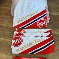 Lue og skjerf med teksten "Vi går for gull!" i rødt, hvitt og blått, lagt pent på et bord.