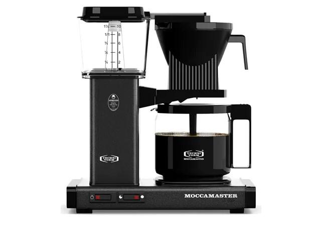 Kaffetrakter fra Moccamaster i svart med glasskanne og vannbeholder.