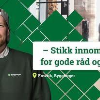 En mann i grønn genser står foran en butikk med tekst som oppfordrer til å besøke for gode råd og tips.