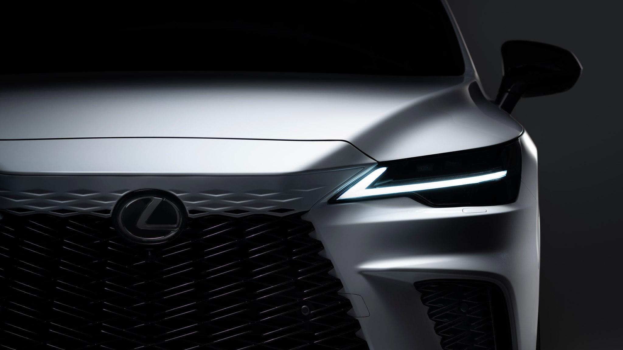 Lexus bil med moderne design og karakteristiske lysdetaljer i fokus.