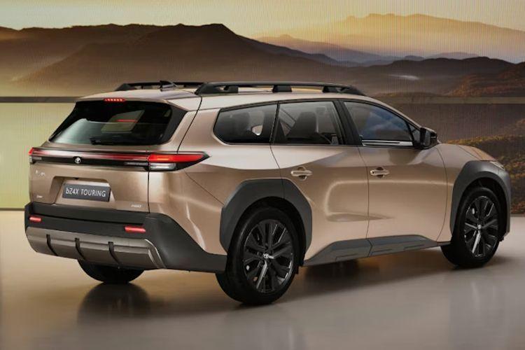 En moderne SUV med en elegant design, parkert foran en naturskjønn bakgrunn med fjell.