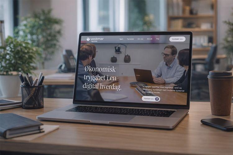 En laptop med en nettside om økonomisk rådgivning står på et skrivebord med planter og en kaffekopp i bakgrunnen.
