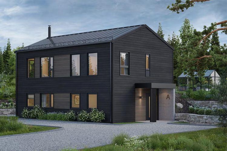 Moderne svart hus med store vinduer, beliggende i et grønt område med grusvei og hage.