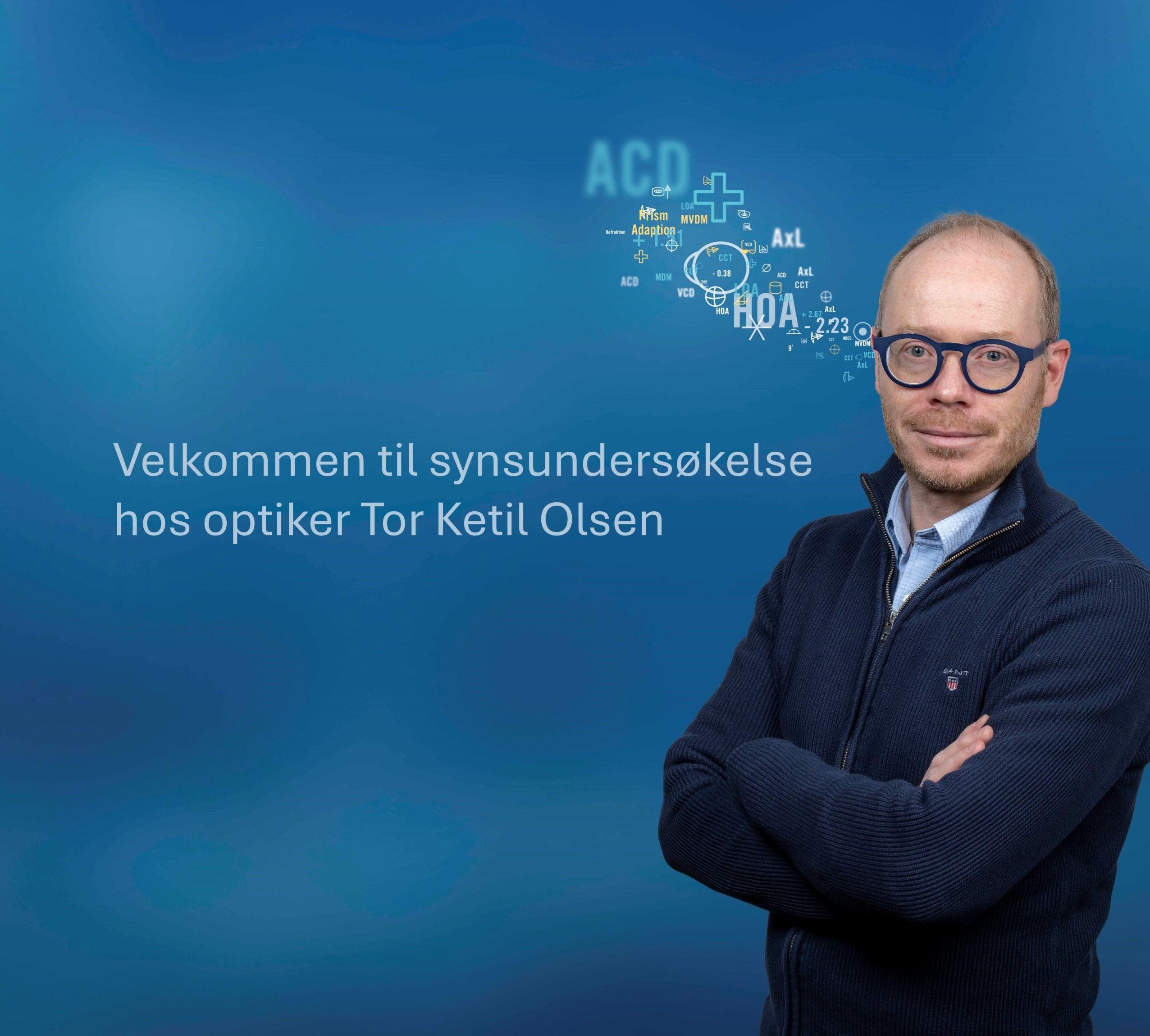 Optiker Tor Ketil Olsen står med armene i kors og smiler, med tekst om synsundersøkelse i bakgrunnen.