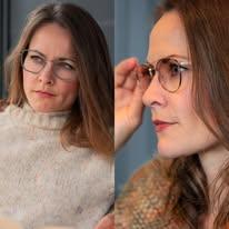 Kvinne med briller som ser ettertenksom ut, iført en lys genser, med fokus på ansiktsuttrykk og detaljer.