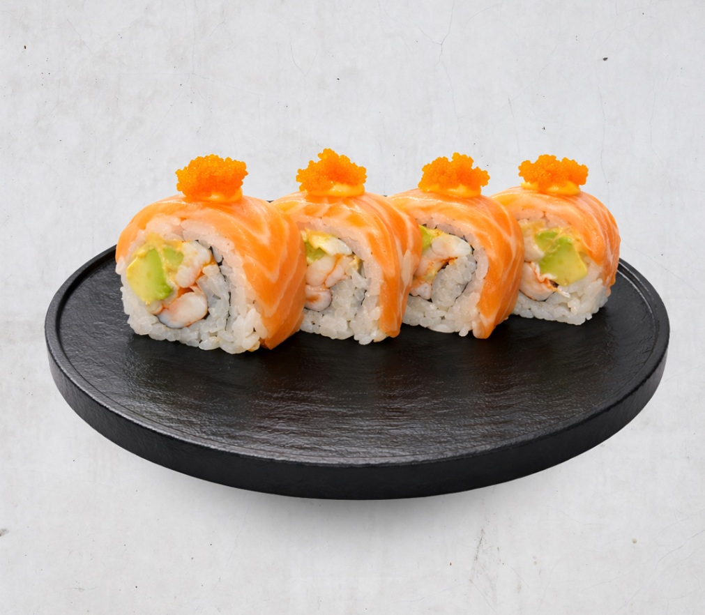 Tre biter sushi med laks, reker og avokado, servert på en svart tallerken.
