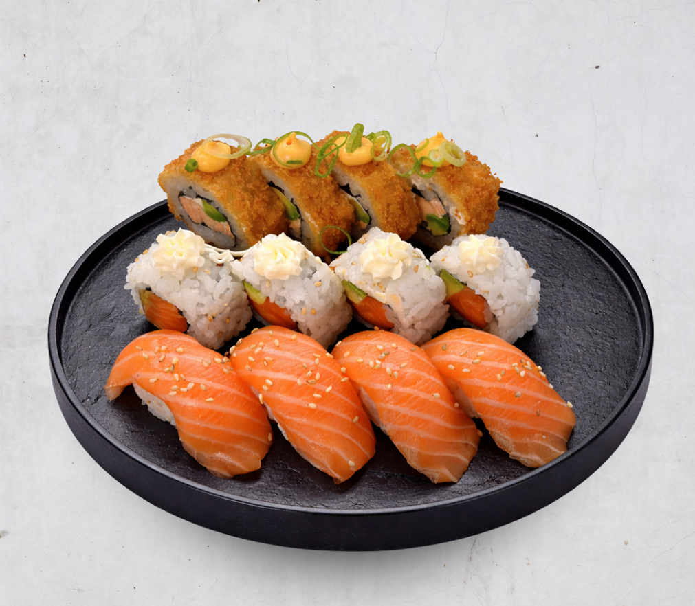 En tallerken med sushi som inkluderer laks nigiri, maki-ruller og tempura sushi.