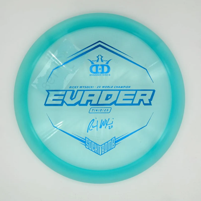 En blå frisbee med teksten "EVADER" og signatur fra Rickie Wysocki, verdensmester i discgolf.