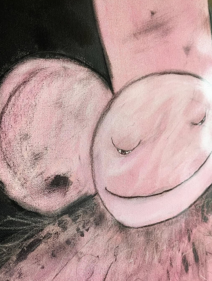 Et kunstverk med rosa og svarte farger, som viser en smilende ansiktsform med runde former i bakgrunnen.