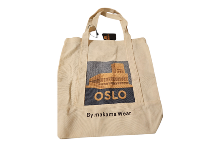 Tote bag med motiv av Oslo og teksten "By makama Wear" i en enkel, stilren design.