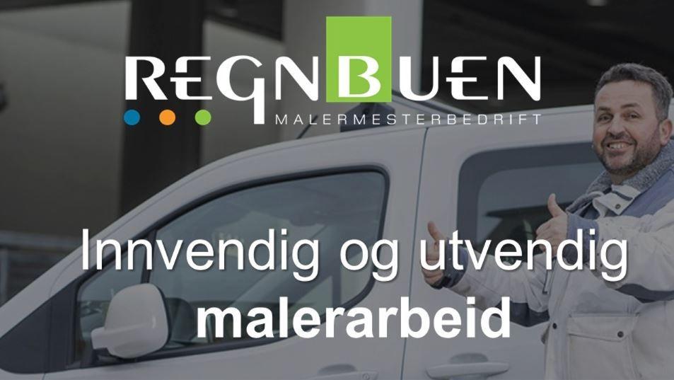 En mann står ved en bil med teksten "Innvendig og utvendig malerarbeid" fra Regnbuen Malermesterbedrift.