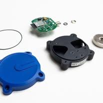 Deler av en elektronisk enhet, inkludert kretskort, plastdeksler og mekaniske komponenter.