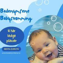 Bilde av en glad baby som smiler i vannet, med tekst om babysvømming og ledige plasser.