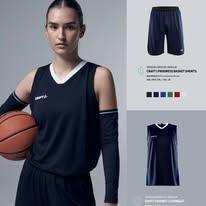 Kvinne i svart basketballtrøye holder en basketball, med shorts og fargevalg vist ved siden av.