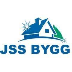 Logo for JSS Bygg med et hus og trær, i blått og grønt, symboliserer byggebransjen.