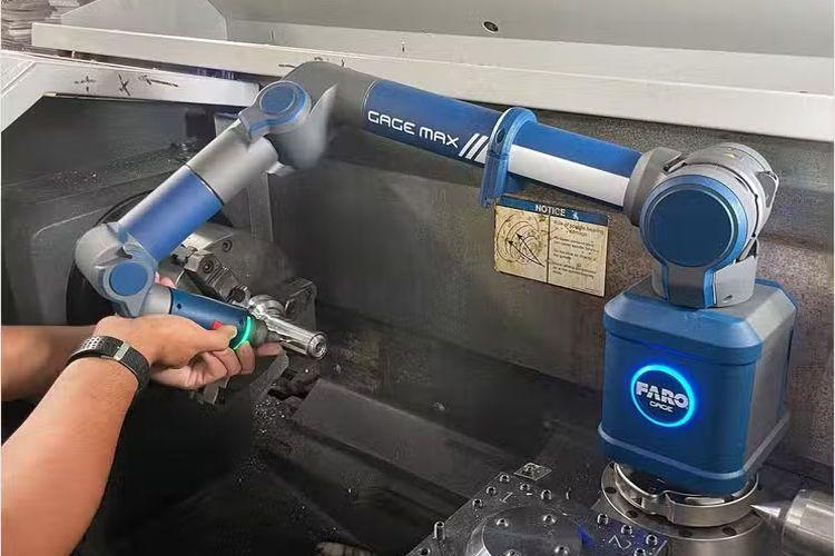En person bruker en robotarm til presisjonsmåling i en industriell setting.