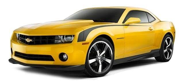 En gul Chevrolet Camaro med svarte detaljer og store felger, stående på en hvit bakgrunn.