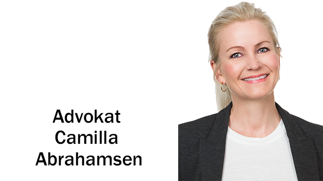 Advokat Camilla Abrahamsen smiler mot kameraet med en lys bakgrunn. Hun har langt, lyst hår og bærer en svart jakke.