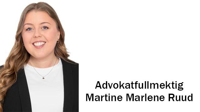 Advokatfullmektig Martine Marlene Ruud smiler mot kameraet iført en svart blazer og en hvit topp.