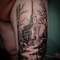 Tatovering av en kirke med høyt tårn, omgitt av trær og en elv, på en persons lår.