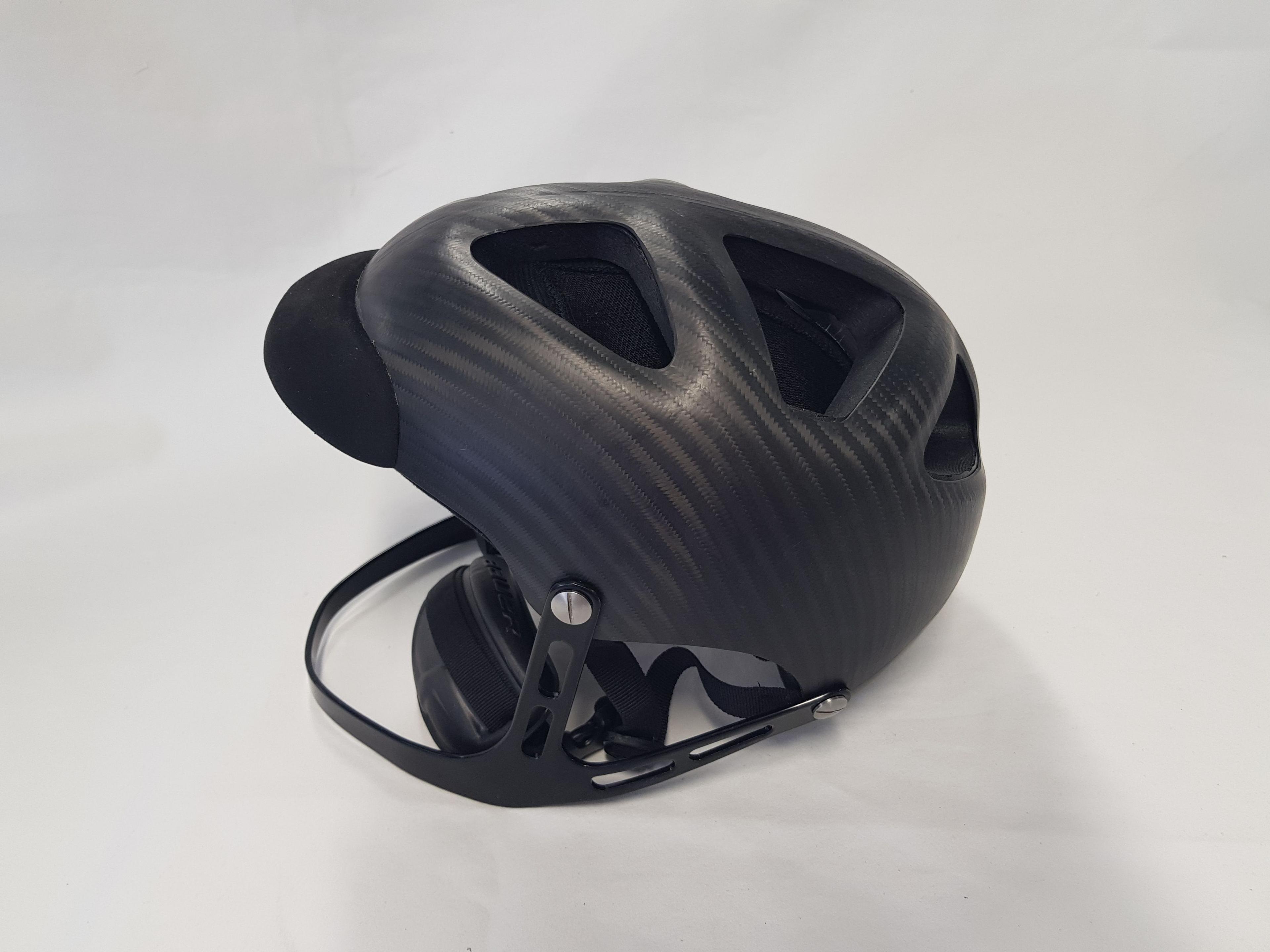 En svart sykkelhjelm laget av karbonfiber med ventilasjonsåpninger og justerbar stropp.