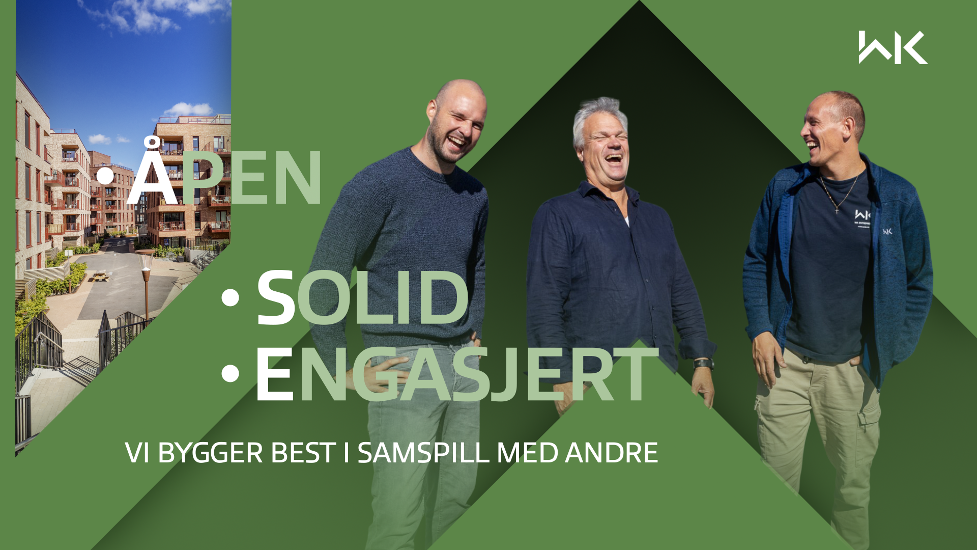 Tre menn smiler og står sammen foran en moderne bygning med grønn bakgrunn og tekst om samarbeid.