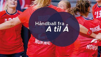 Håndballspillere i røde drakter feirer sammen under en kamp, med teksten "Håndball fra A til Å" i midten.