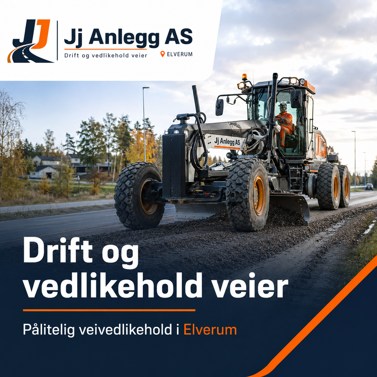 En gravemaskin utfører veivedlikehold på en asfaltvei i Elverum, med høstfarger i bakgrunnen.