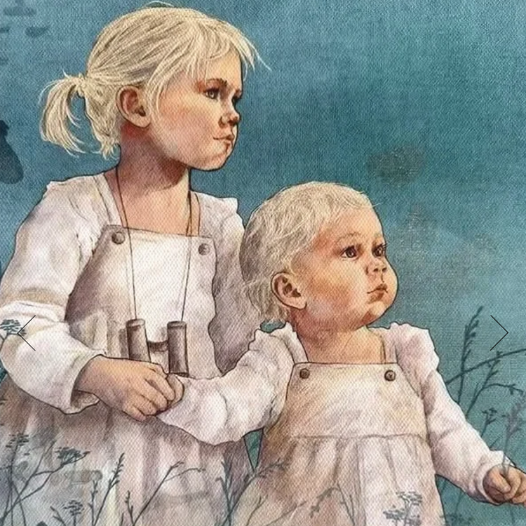 To jenter med lyst hår, iført hvite kjoler, står sammen i naturen med kikkert i hånden.