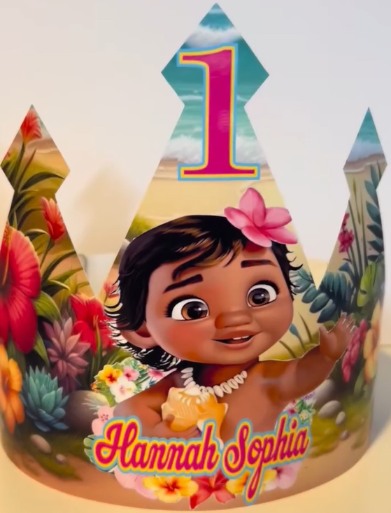 Fargerik bursdagskrone med motiv av en jente og teksten "Hannah Sophia 1" i blomsterdesign.