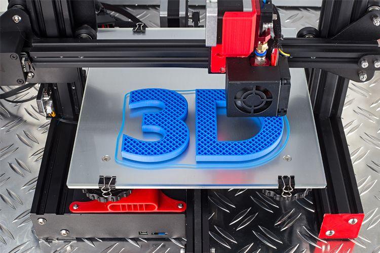 3D-printer som lager en blå 3D-tekst på en metallplade med perforert design.
