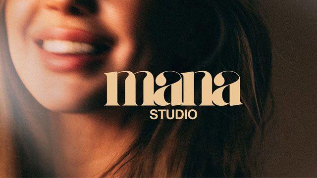 Nærbilde av en smilende kvinne med tekst som sier "mana STUDIO" i en moderne skrifttype.
