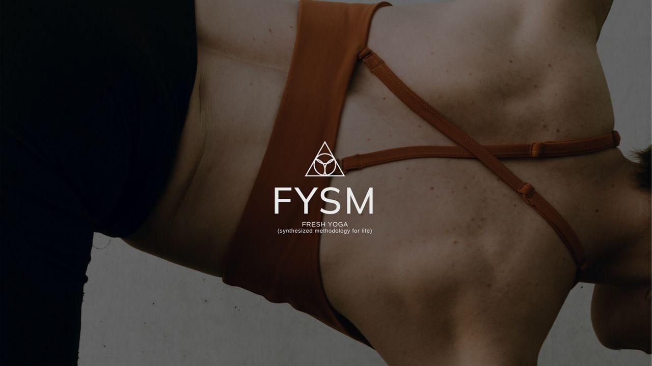 En person i treningstopp utfører en yogaøvelse med FYSM-logoen synlig i midten av bildet.