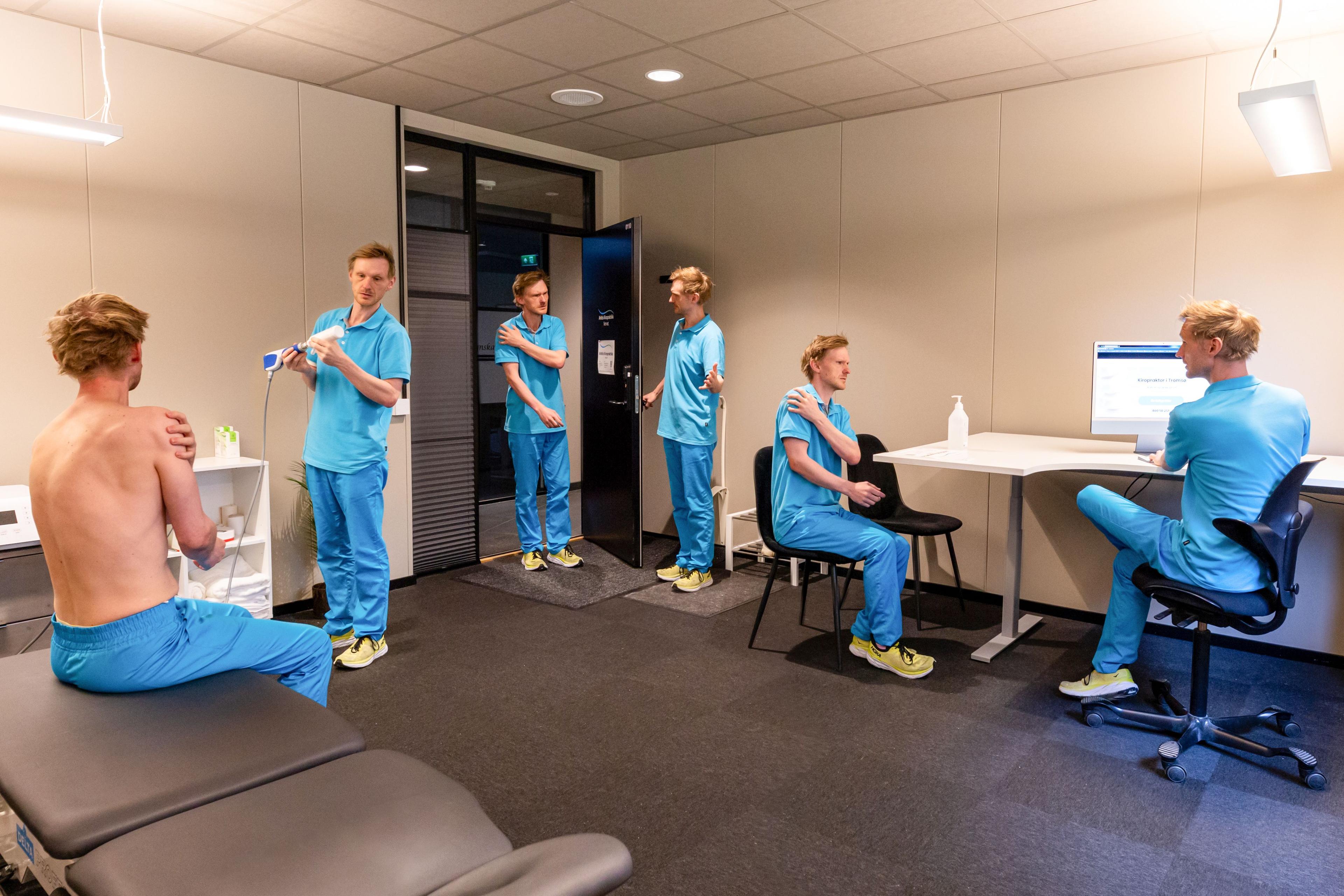 En person i blå arbeidsklær utfører ulike oppgaver i et rom med moderne interiør og flere stoler.