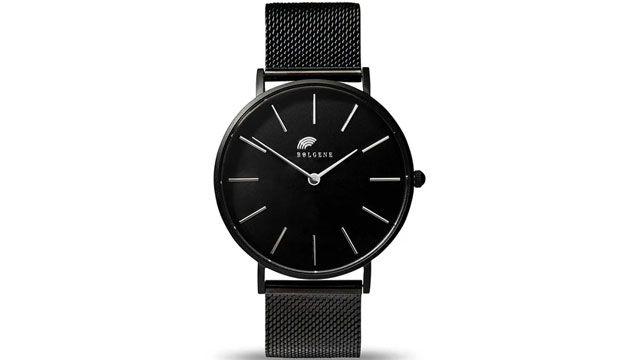Et stilrent svart klokke med mesh-rem og minimalistisk urskive.