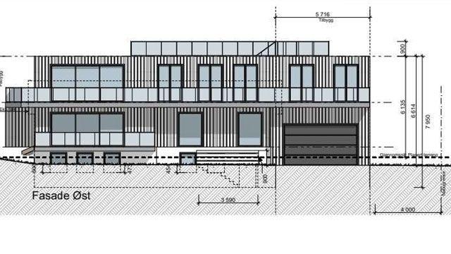 Fasadetegning av moderne hus med balkonger og garasje, inkludert mål og detaljer.