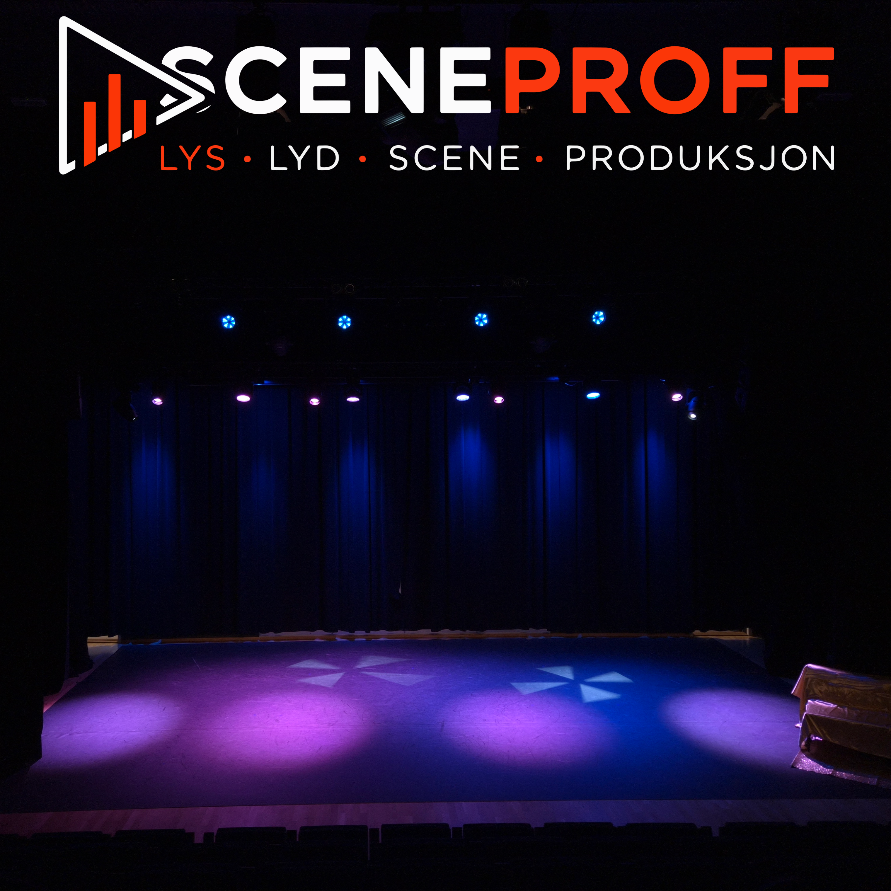 En teaterscene med fargede lys og mørk bakgrunn, klar for en forestilling. Logoen "SCENEPROFF" er synlig øverst.